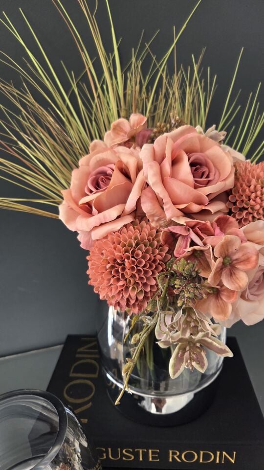 Bera 2'li Metal Gümüş Kaideli Füme Cam Vazolu Çiçek Aranjmanı Set