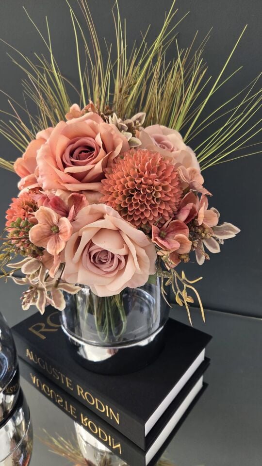 Bera 2'li Metal Gümüş Kaideli Füme Cam Vazolu Çiçek Aranjmanı Set