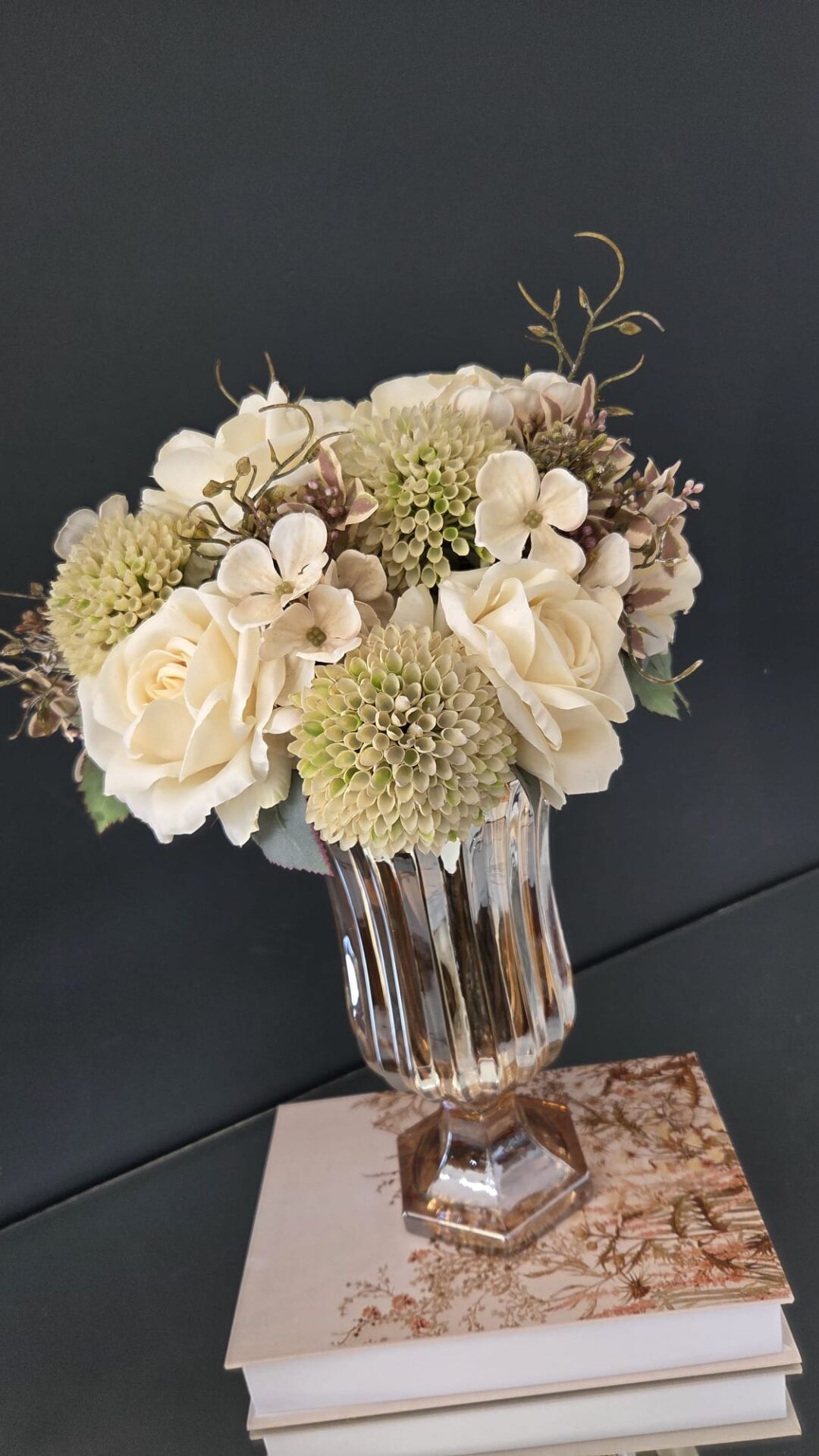 Bera Bal Cam Vazo Çiçek Aranjmanlı