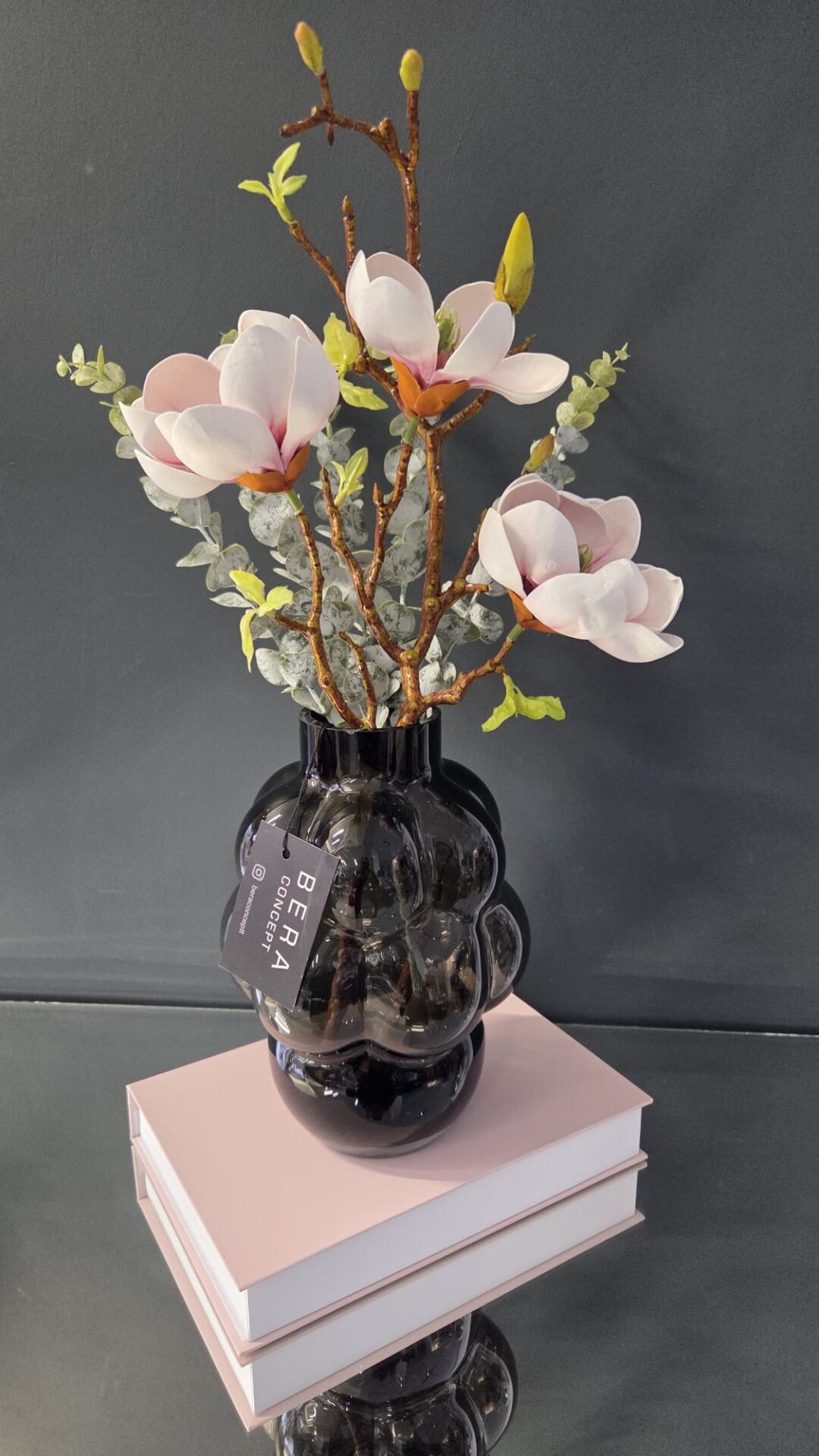 Bera Siyah Üzüm Vazo Çiçek Aranjmanı