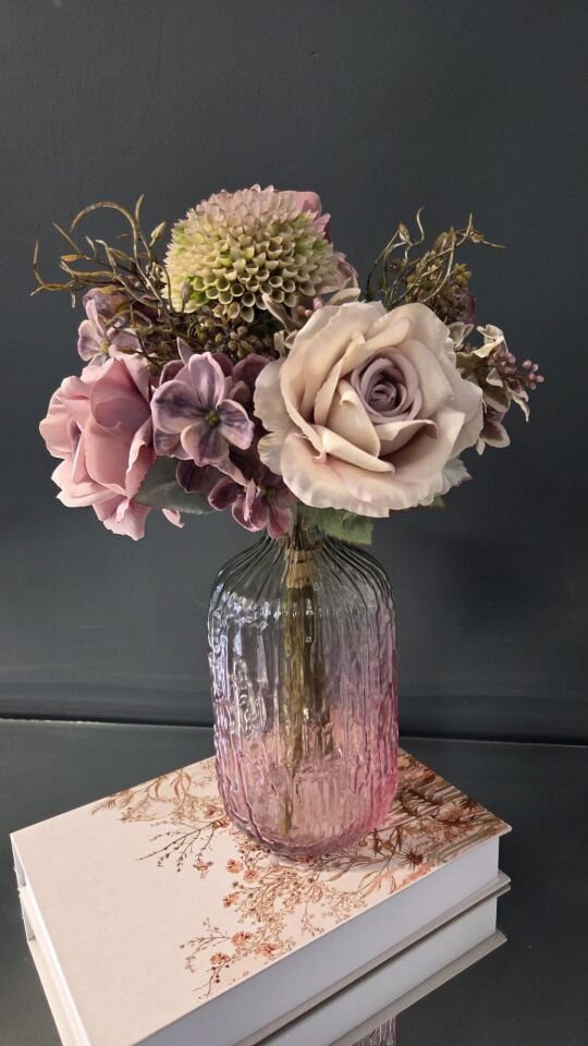 Bera Pembe Cam Vazo Çiçek Aranjmanı