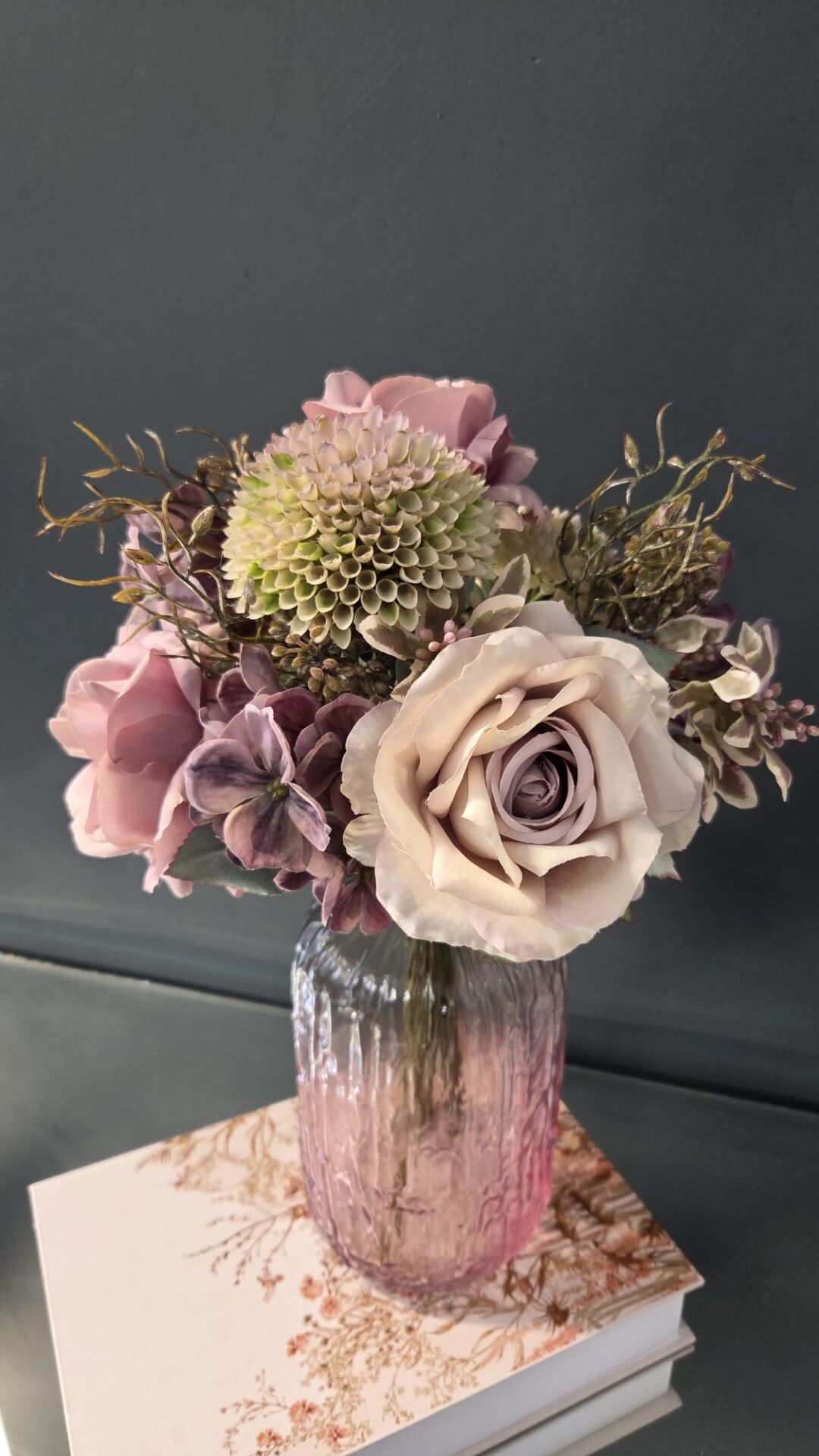 Bera Pembe Cam Vazo Çiçek Aranjmanı