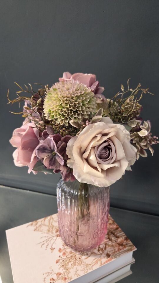 Bera Pembe Cam Vazo Çiçek Aranjmanı