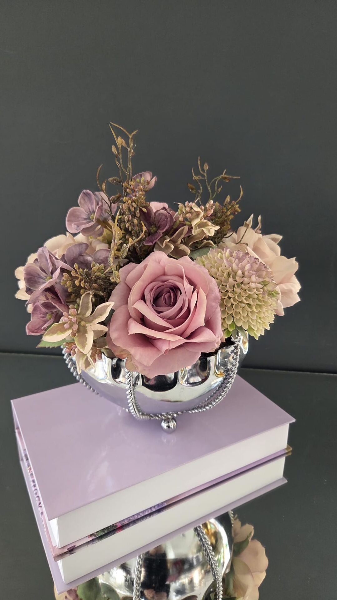 Bera Gümüş Halatlı Saksı Gül Aranjmanı